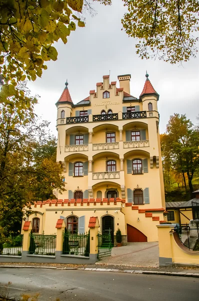 Uitzicht op villa ritter gevel in carlovy variëren — Stockfoto