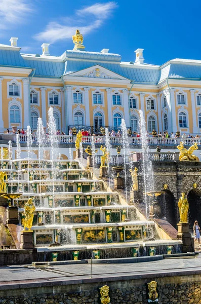 Blick auf großen Kaskadenbrunnen in Peterhof, Russland — Stockfoto