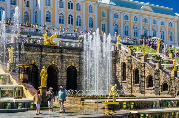 Blick auf großen Kaskadenbrunnen in Peterhof, Russland — Stockfoto