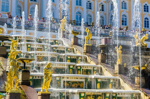 Blick auf großen Kaskadenbrunnen in Peterhof, Russland — Stockfoto