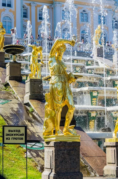 Prohlédni na velké kaskádové fontány v peterhof, Rusko — Stock fotografie