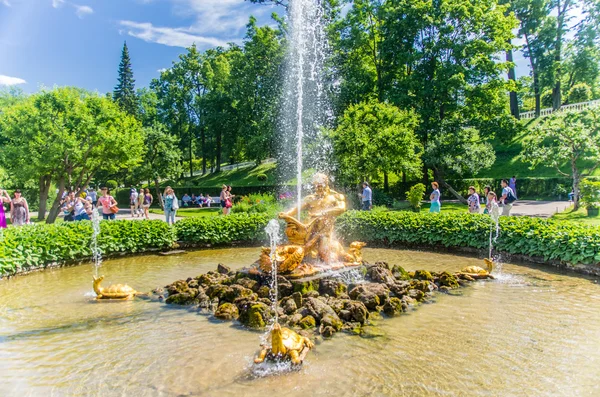 Fontaine du Triton à peterhof — Stock fotografie