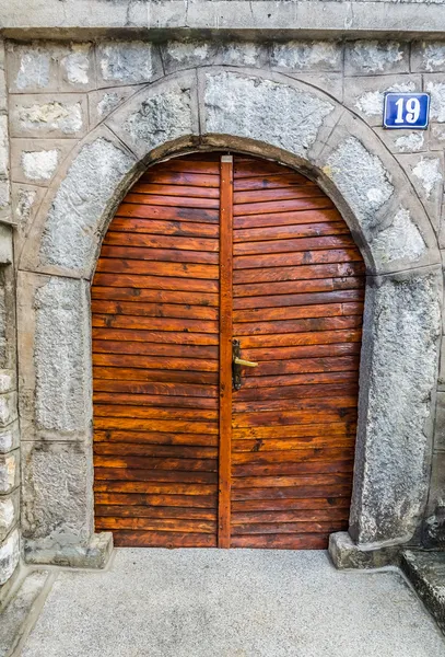 Puerta de madera en casa vieja —  Fotos de Stock