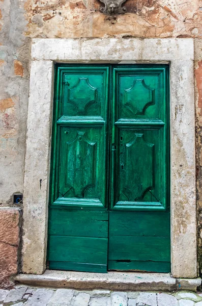 Puerta de madera verde en casa vieja —  Fotos de Stock