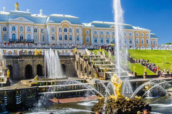 Blick auf großen Kaskadenbrunnen in Peterhof, Russland — Stockfoto