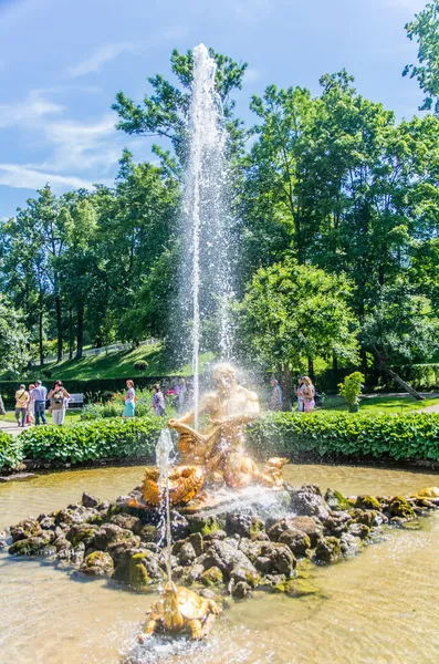 Tritonbrunnen in Peterhof — Stockfoto