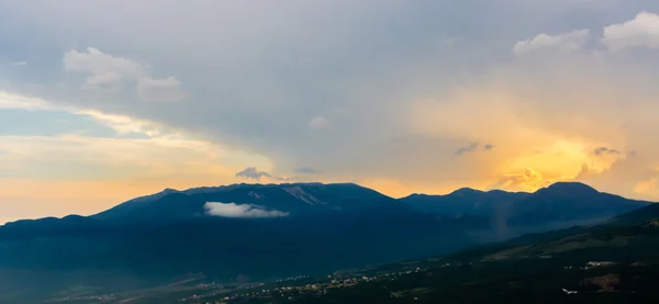 Coucher de soleil sur la montagne en Crimée — Photo