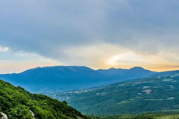 Kırım dağda gün batımı görünümü — Stok fotoğraf