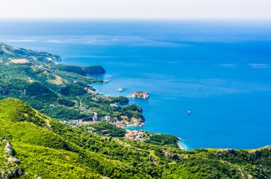 kilátás a hegyekre, a tengerre és a sveti stefan-szigettől, Montenegró