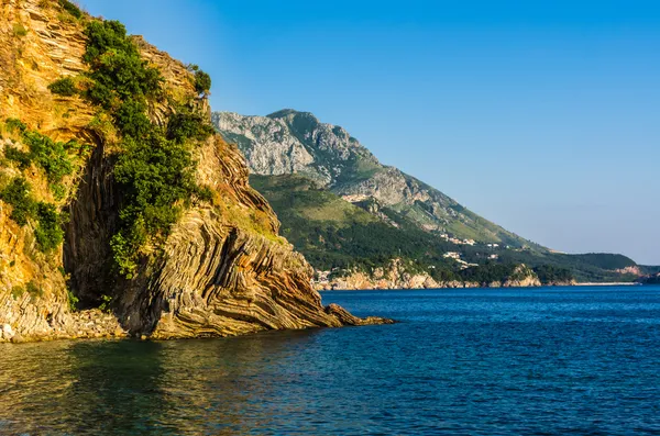 Dağlar ve Karadağ'daki Deniz Manzaralı — Stok fotoğraf