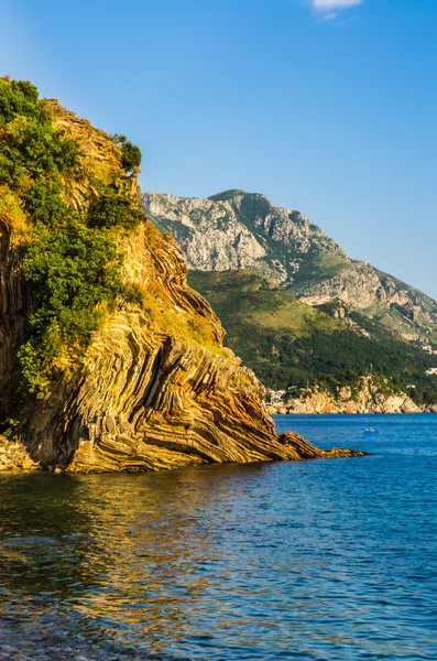 Dağlar ve Karadağ'daki Deniz Manzaralı — Stok fotoğraf