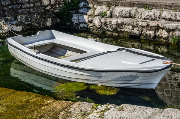 Barco de madera blanco viejo — Foto de Stock