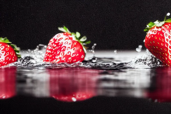Renderillustration Erdbeeren Wasserspritzer Isoliert Auf Schwarzem Hintergrund — Stockfoto