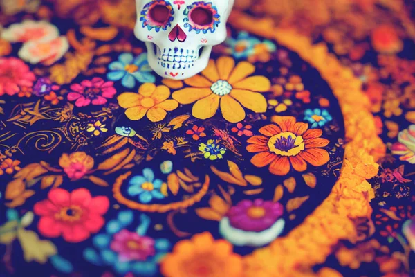 メキシコの死んだ祭りの日に花とカラフルな砂糖の頭蓋骨 — ストック写真