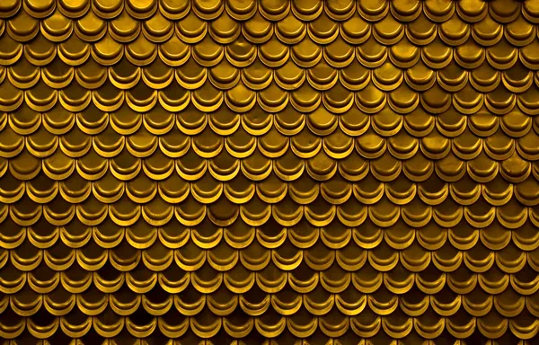 Ljust gyllene mässing skalor kakel vägg kan användas som bakgrund — Stockfoto