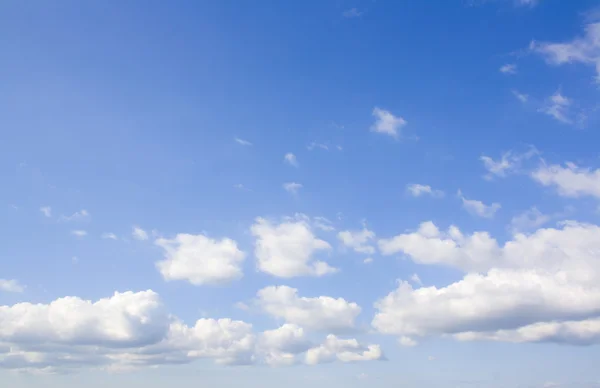 White clouds in a blue sky can be usad as background — Stock Photo, Image