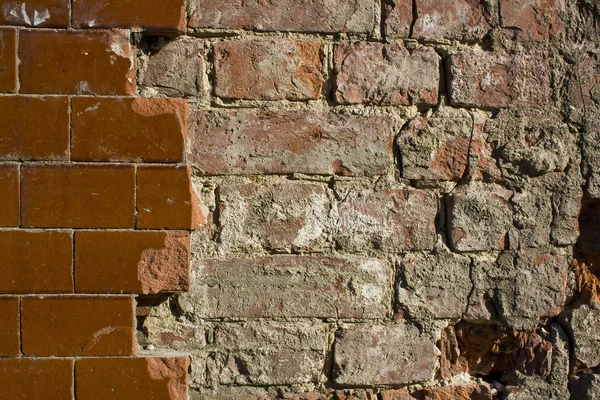 Mattonelle glased e mattoni vecchi muro parzialmente danneggiato — Foto Stock