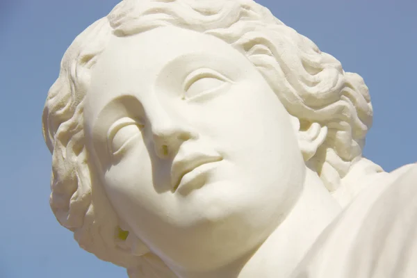 Mujer hermosa cara estatua de mármol blanco — Foto de Stock