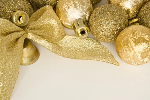 黄金のクリスマスつまらないもの、星、鐘およびリボン — ストック写真