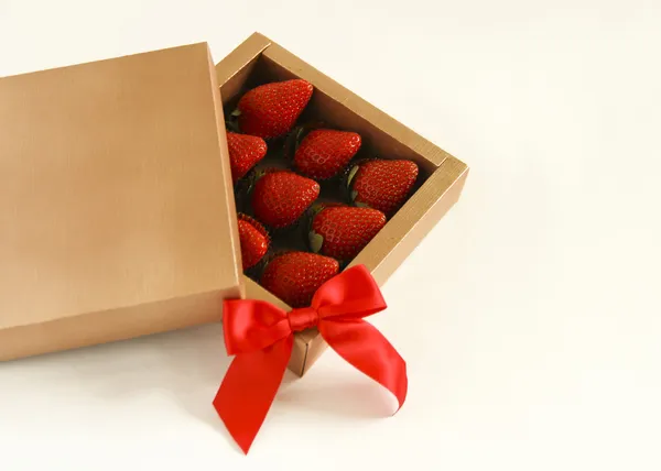 エレガントなギフト ボックス バレンタインや誕生日のイチゴ — ストック写真