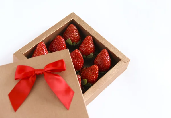 エレガントなギフト ボックス バレンタインや誕生日のイチゴ — ストック写真