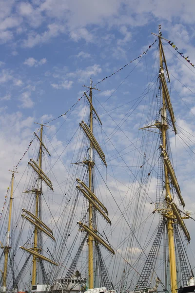 Masts and rigging of a sailing ship — Stock Photo, Image