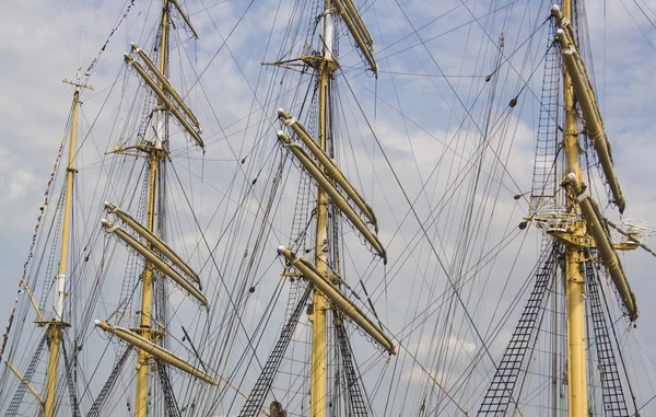 Mástiles y aparejos de un velero — Foto de Stock