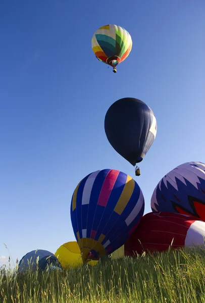 Drijvende? olorful hete lucht ballonnen — Stockfoto