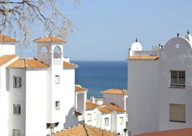 Deniz, ev ve çatılar görüntülemek Güney Akdeniz şehir İspanya