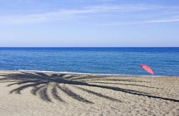 Strandlandschaft mit Sonnenschirm und Liegestühlen — Stockfoto