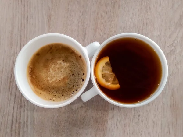 Ένα Φλιτζάνι Μαύρο Καφέ Και Ένα Φλιτζάνι Τσάι Μια Φέτα — Φωτογραφία Αρχείου