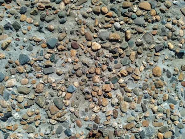 Superfície Concreto Groyne Com Pedras Seixos Coloridas Mar Várias Formas — Fotografia de Stock