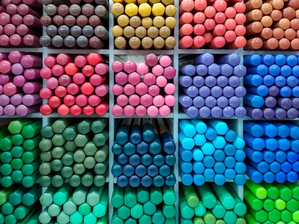 Canetas Multicoloridas Lápis Prateleiras Uma Loja Material Escritório Artigos Papelaria — Fotografia de Stock