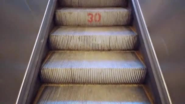 Egy Fiatalember Leszáll Mozgólépcsőről Vagy Lépcsőt Kijárathoz Viszi — Stock videók