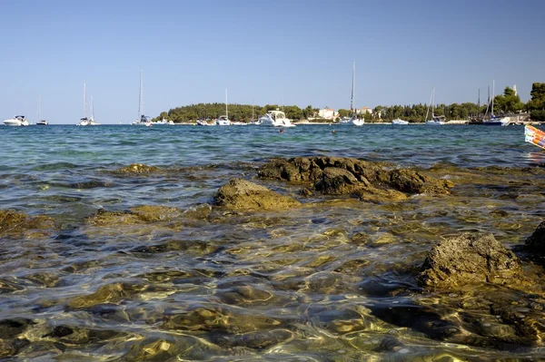 Kroatische zee in de buurt van rovinji — Stockfoto