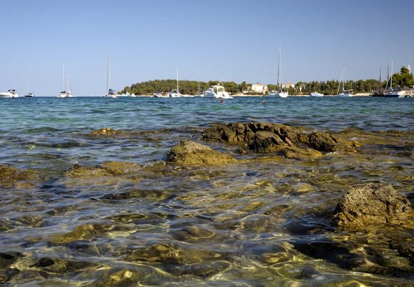 Kroatische zee in de buurt van rovinji — Stockfoto