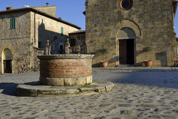 Středověká studna v monteriggioni — Stock fotografie