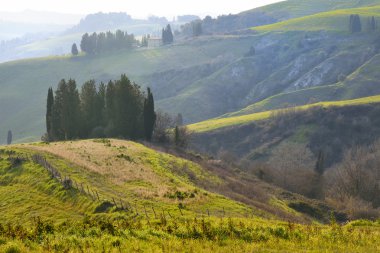 Geçen gün ışığına tuscan tepeler üzerinde