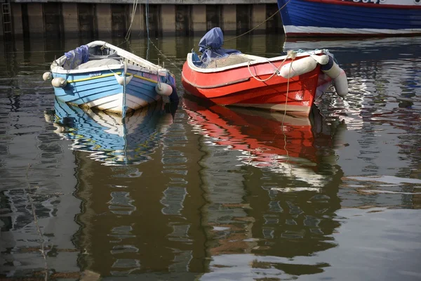 Łodzie zacumowane w whitby — Zdjęcie stockowe