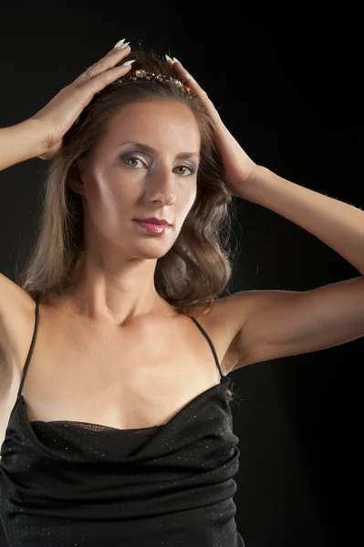 Una joven con un vestido negro — Foto de Stock