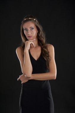 Siyah elbiseli genç bir kadın.