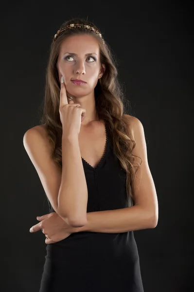 Uma jovem mulher em um vestido preto — Fotografia de Stock