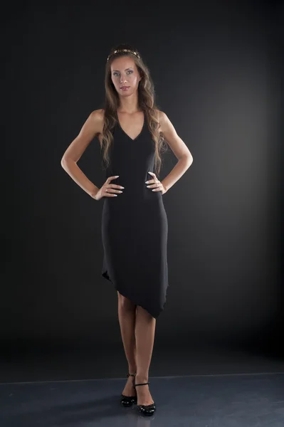 Uma jovem mulher em um vestido preto — Fotografia de Stock