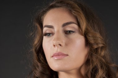 Genç ve güzel bir kadının portresi