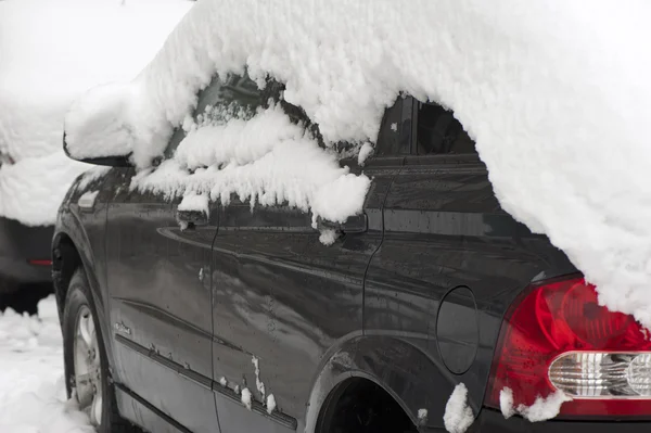 Carro coberto de neve — Fotografia de Stock