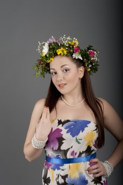Çiçek çelenkli kız.