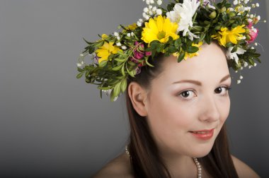 Çiçek çelenkli kız.