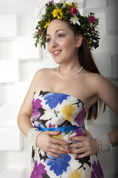 Menina com uma coroa de flores — Fotografia de Stock