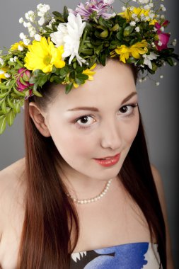 Çiçek çelenkli kız.