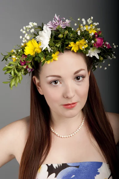 Chica con una corona de flores — Foto de Stock